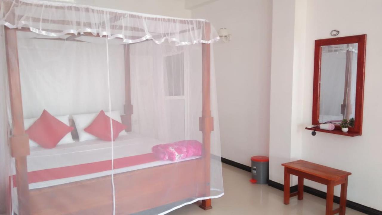 Ocean Breeze Villa Boossa ภายนอก รูปภาพ