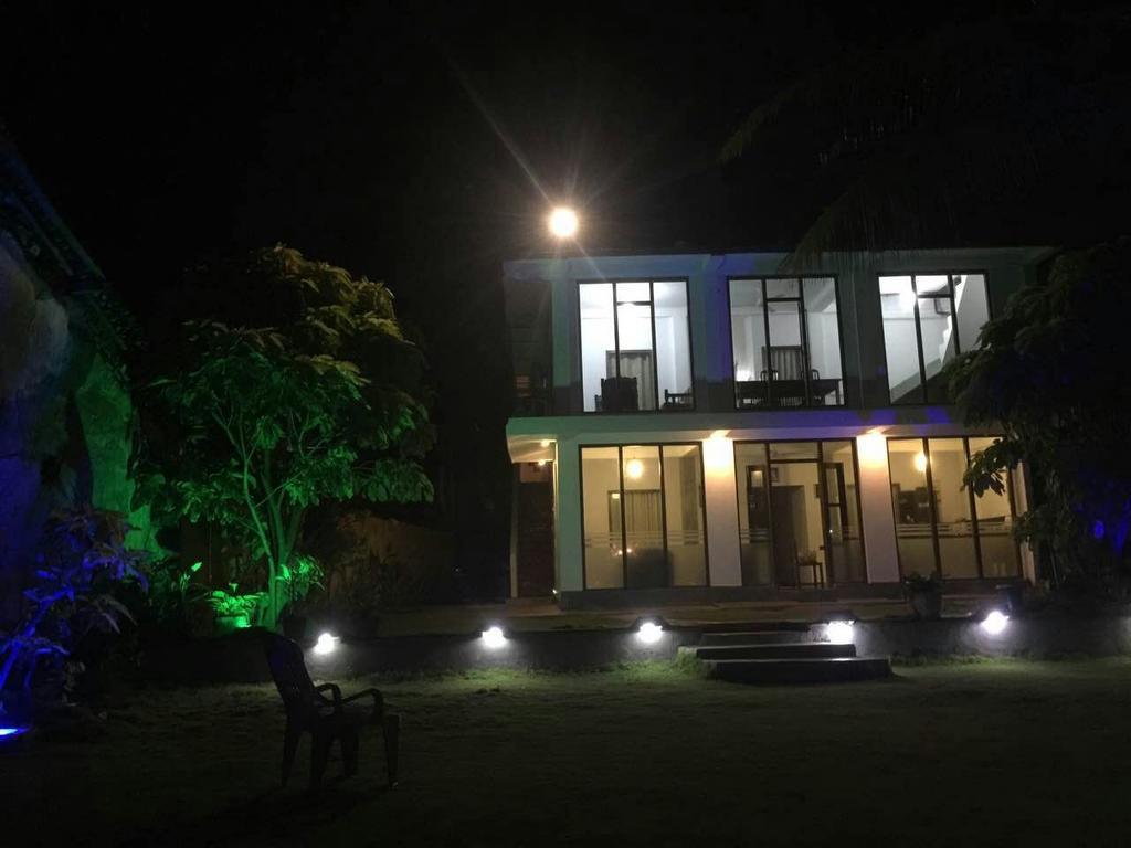 Ocean Breeze Villa Boossa ภายนอก รูปภาพ